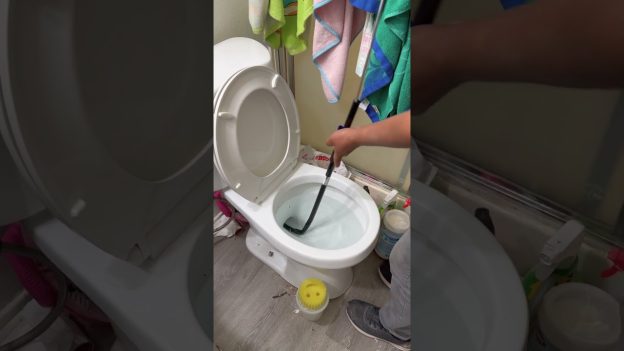 Atasco por papel húmedo en inodoro