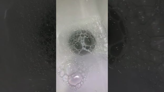 Olores que suben por desagüe del aseo