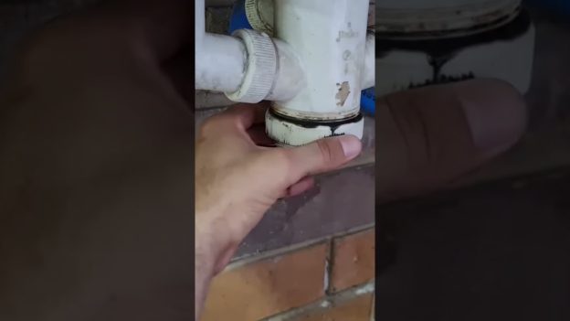 Limpieza de tuberías con restos de obra